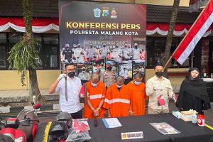Kasat Reskrim Polresta Malang Kota, AKP Bayu Febrianto Prayoga, didampingi Kasi Humas Polresta Malang Kota, Ipda Eko Novianto, saat menunjukkan barang bukti tersangka. (bim) - Empat Pelaku Begal di Kota Malang Dibekuk Polresta Malang