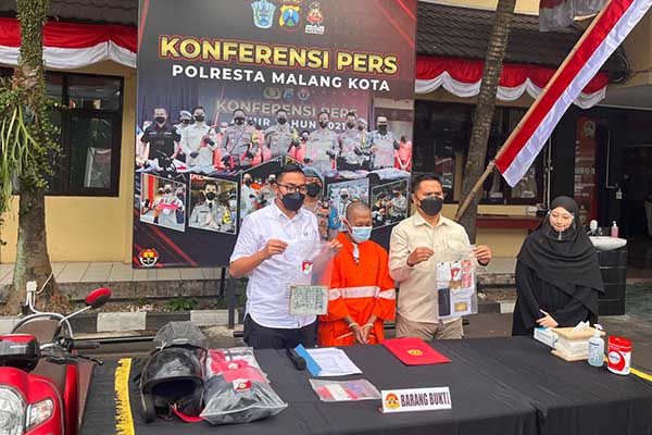 Kasat Reskrim Polresta Malang Kota, AKP Bayu Febrianto Prayoga saat menunjukkan tersangka beserta barang bukti. (bim) - Polresta Malang Kota Berhasil Ringkus Komplotan Perjudian Online