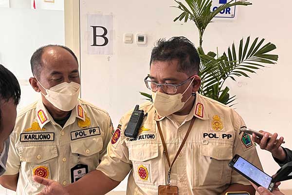 Kasatpol PP Kota Malang, Heru Mulyono, didampingi Kabid PPUD, Karliono, saat menjawab pertanyaan awak media. (bim) - Sidang Tipiring Satpol PP Kota Malang Didominasi Pelanggar Perda Reklame