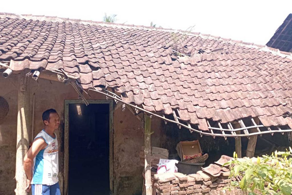 Keadaan rumah korban yang mau roboh. (ws6) - Pedagang Tempeh Keliling Dihajar Perampok, Uang Belasan Juta Rupiah Amblas