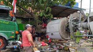 Kecelakaan truk trailer. (ist) - Truk Trailer Tabrak Tiang Tewaskan 10 Orang, 7 Diantaranya Masih Anak-Anak
