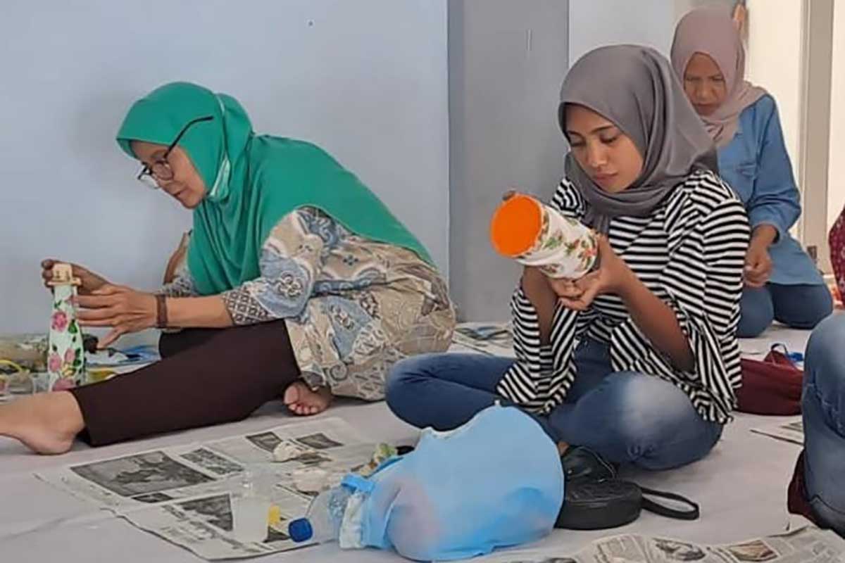 Kegiatan pembuatan seni decopatch oleh Ibu-ibu PKK. (ist) - Perpustakaan Kota Batu, Terbuka Untuk Kelas Inklusi Sosial