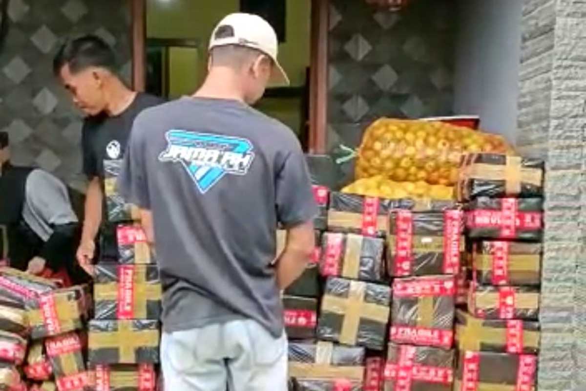 Kegiatan pengepakan produk keripik buah di rumah produksi untuk dikemas ulang. (ist) - Viral Berita Kripik Buah Isi Angin, Produsen Kripik: Kemungkinan Ulah Pengemas Nakal