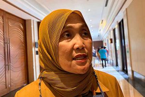Kepala Disnaker PMPTSP Kota Malang, Siti Mahmudah, saat menjawab pertanyaan awak media. (bim) - Disnaker PMPTSP Kota Malang Minta Relawan Tahan Diri Pasang Banner Capres