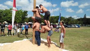 keseruan panjat pinang di lapangan brawijaya rampal
