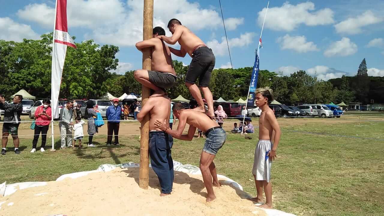keseruan panjat pinang di lapangan brawijaya rampal