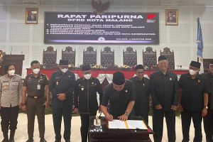 Ketua DPRD Kota Malang, I Made Riandiana Kartika, bersama Wali Kota Malang, Drs H Sutiaji, menandatangani Rancangan KUA-PPAS. (bim) - DPRD dan Pemkot Malang Menandatangani Rancangan KUA-PPAS TA 2023 Dengan Catatan