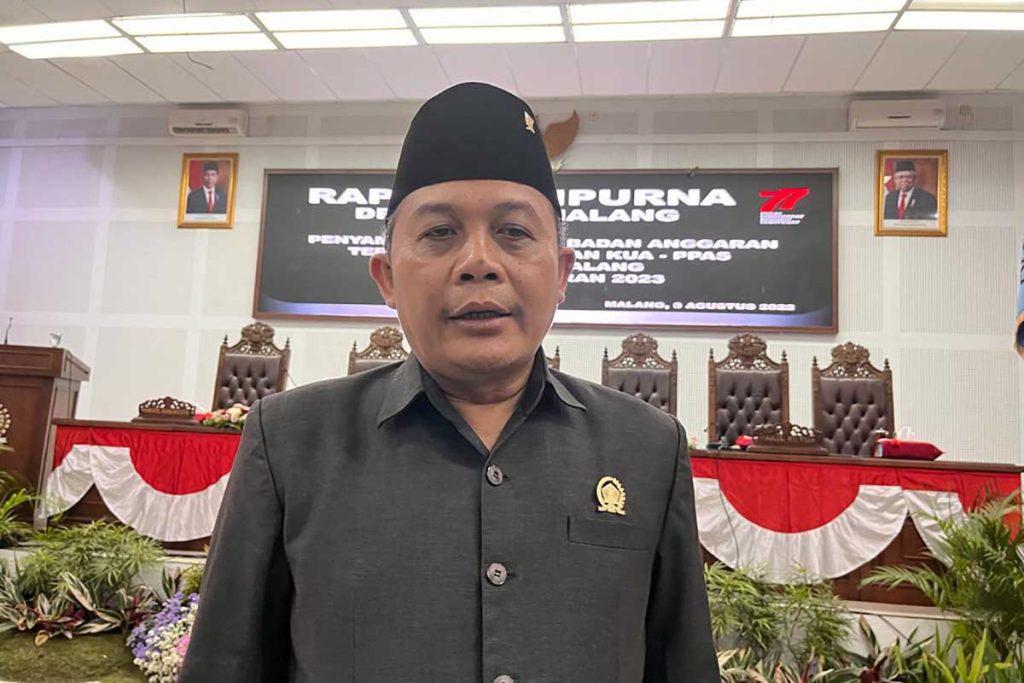 Ketua DPRD Kota Malang, I Made Riandiana Kartika, saat menjawab pertanyaan awak media. (bim) - Tak Masuk RKUA-PPAS, Dewan Soroti Terbengkalainya Tiga Pasar Tradisional Kota Malang