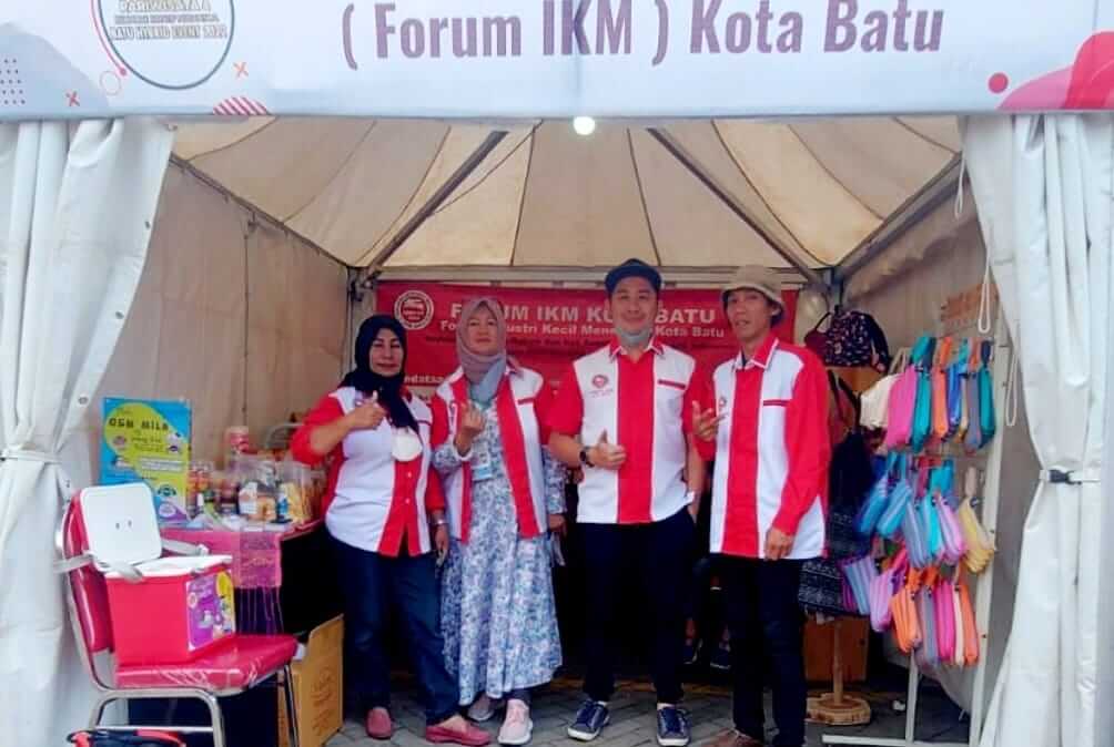 ketua forum ikm batu dan anggota dalam sebuah kegiatan expo produk ekraf. ist.
