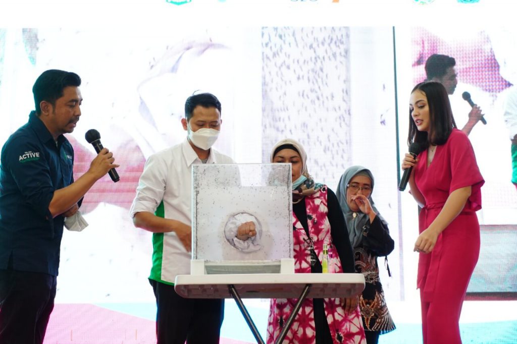 ketua pkk jatim arumi bachin dardak saat sosialisasikan pencegahan dbd di malang 2