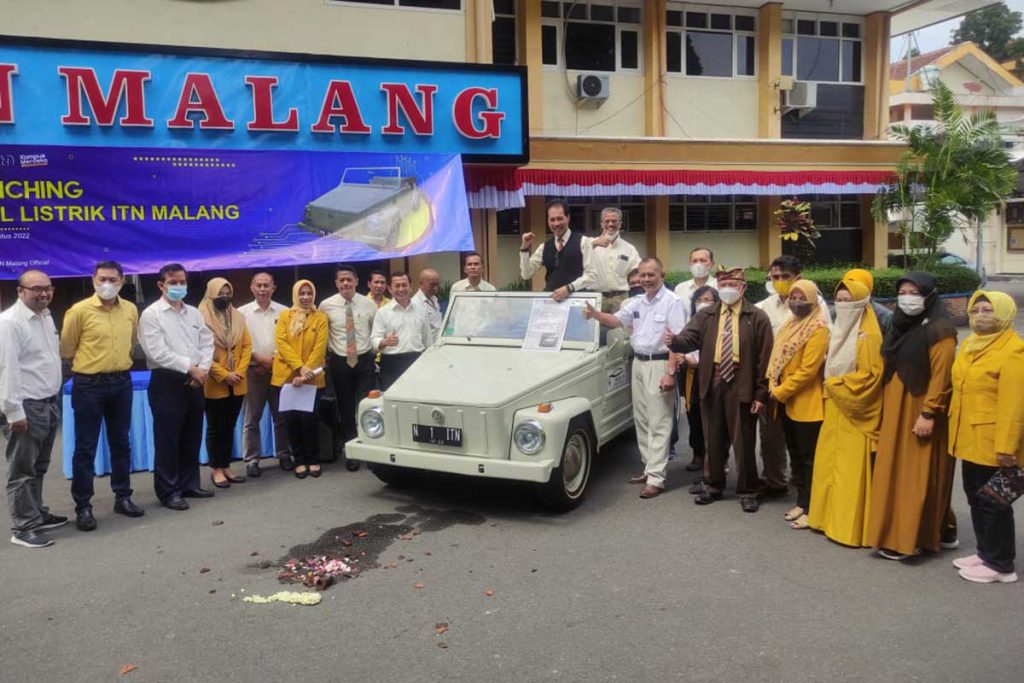 Kolaborasi semua civitas akademika ITN Malang, diharapkan mampu menghasilkan pengembangan mobil listrik terbaik. (rhd) - ITN Malang Luncurkan Mobil Listrik Bedjo-EV, Handal di Segala Medan