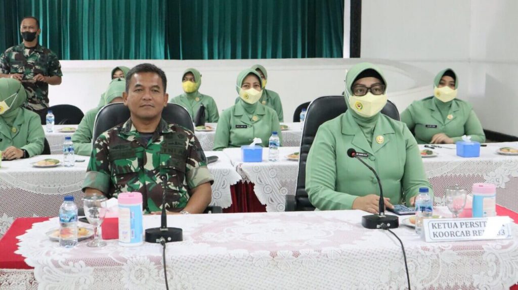 komandan korem 083 bdj kolonel inf yudhi prasetiyo s.i.p. bersama ketua persit kck koorcab rem 083 mengikuti kegiatan webinar tentang penanganan stunting