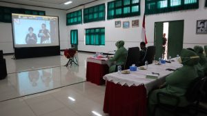 komandan korem 083 bdj kolonel inf yudhi prasetiyo mengikuti kegiatan webinar tentang penanganan stunting