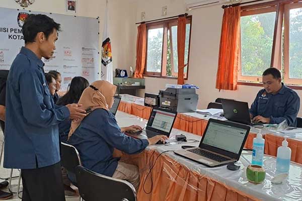 Komisioner KPU Batu Erfanudin meninjau kegiatan verifikasi administrasi. (ist) - Vermin Terus Berjalan, KPU Batu Belum Temukan Pencatutan Nama