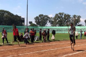lomba egrang yang yang diikuti oleh seluruh asn di lingkungan pemkot malang