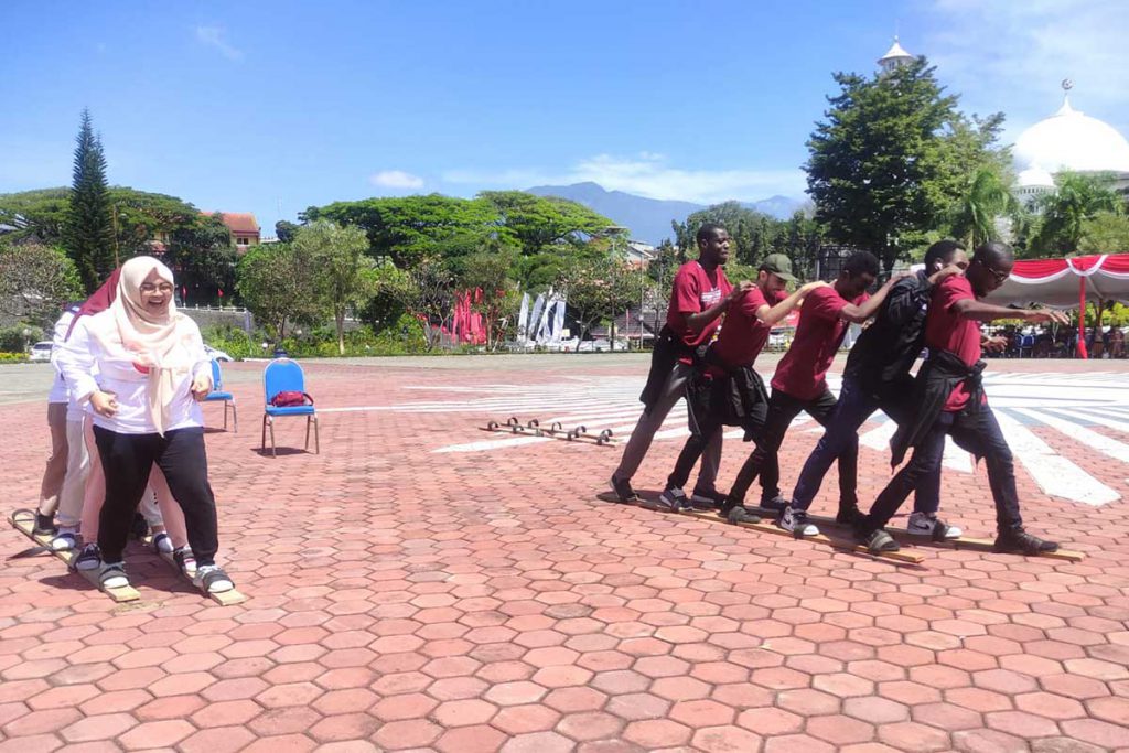 Mahasiswa asing ikut bertanding kelompen beregu. (rhd) - Euforia Kemerdekaan RI, UMM Ajak Berpikir Inklusif Jaga Kelestarian Budaya Indonesia - Civitas akademik UMM kenakan pakaian adat, libatkan mahasiswa asing dan siswa SD