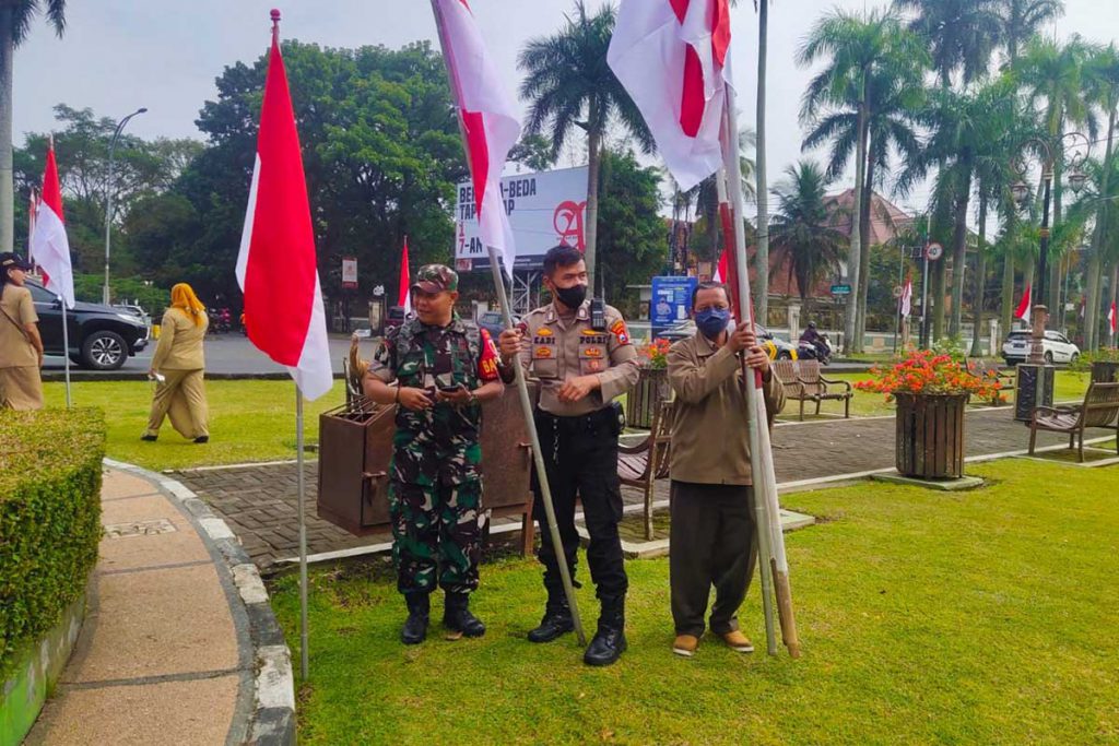 Melibatkan unsur pemerintahan dan TNI-POLRI dalam pemasangan bendera merah putih. (ist) - Bendera Merah Putih Warnai Sepanjang Jalan Ijen