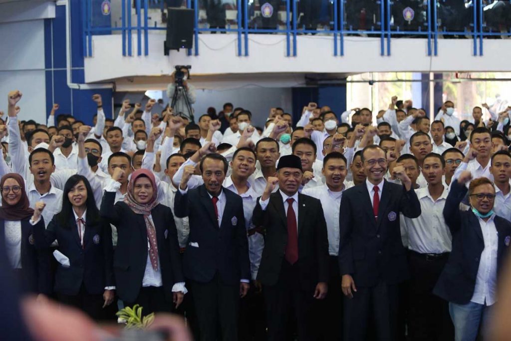 Menko PMK, Muhadjir Effendy, bersama petinggi dan Maba Polinema. (ist) - Menko PMK Dorong Polinema Siapkan Mahasiswa Kompeten Berstandar DUDIKA