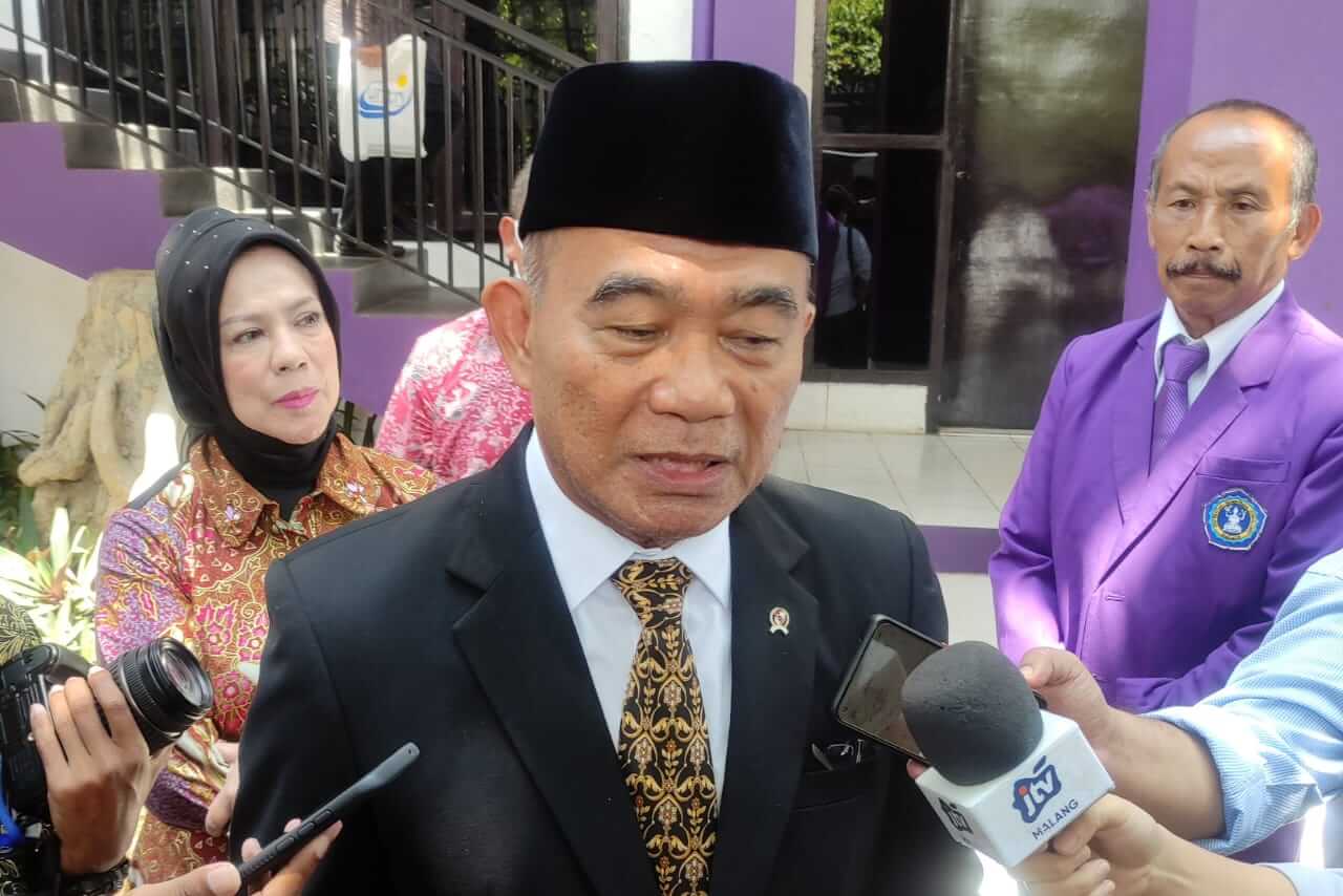 menko pmk muhadjir effendy menjawab pertanyaan awak media. rhd