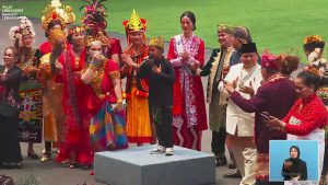 Momen Farel Prayoga dan undangan berjoget bersama di peringatan HUT ke-77 RI. (ist) - Sosok Penyanyi Cilik Farel Prayoga yang Tampil Upacara HUT ke-77 RI
