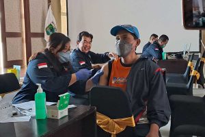 Nakes mendapatkan Vaksin booster kedua. (ist) - Separuh Nakes di Batu Sudah Dibooster Kedua
