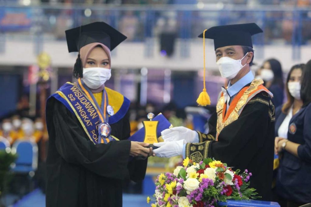 Nila Alia, wisudawan terbaik jenjang Magister Terapan dari Program Studi Magister Terapan. (ist) - Tutup Expo Pariwisata, Disparta Batu Launching KWB Super Adventure 5