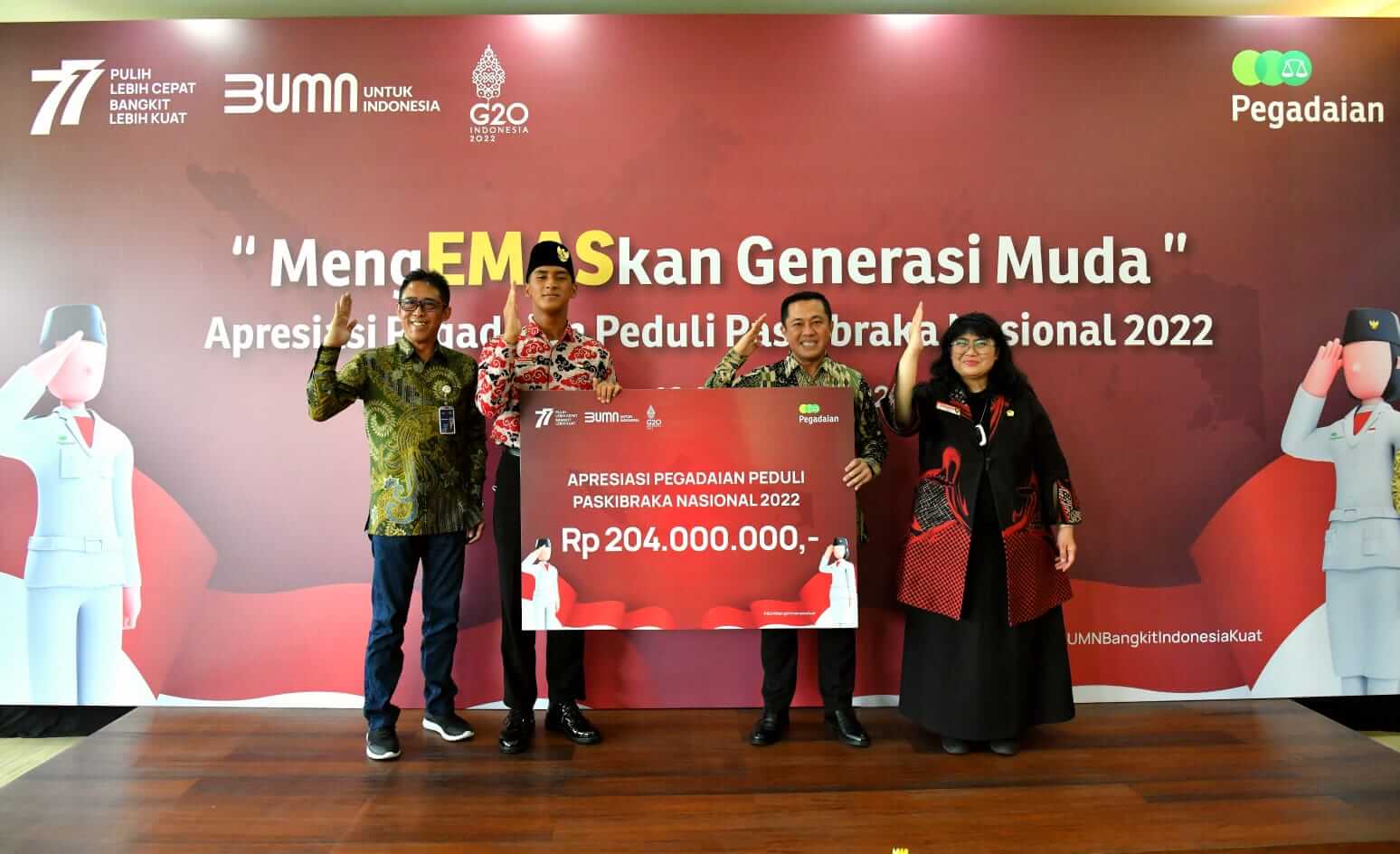 pt pegadaian memberikan apresiasi kepada tim pasukan pengibar bendera pusaka