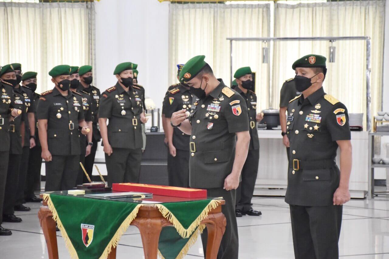 pangdam v brawijaya mayjen tni nurchahyanto m.sc . memimpin upacara serah terima jabatan dua perwira tinggi pati di lingkungan kodam v