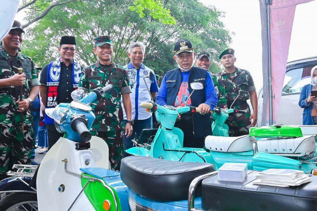 pangdam v brawijaya juga meninjau beberapa stand pameran mulai alutsista berat senjata ringan