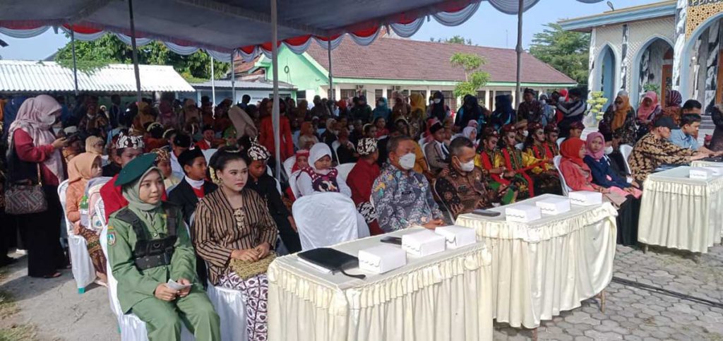 Para juri dan peserta lomba - Lomba Bahasa dan Seni Diikuti SD se-Kabupaten Jombang