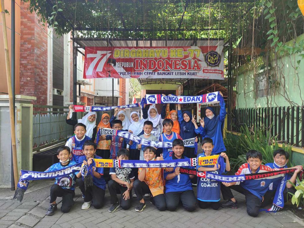 Para murid SDI Surya Buana Malang mengenakan jersey Arema. (ist) - Anjuran Pakai Atribut Arema bagi Anak SD di Kota Malang, Begini Respon Wali Murid
