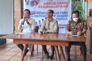 para panelis yang memaparkan materi di acara diskusi panel kejurnalistikan