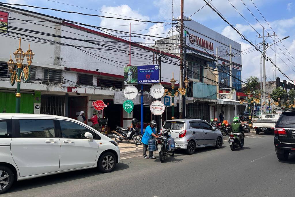 para pengunjung kayutangan heritagae yang memarkirkan kendaraannya di bibir jalan.