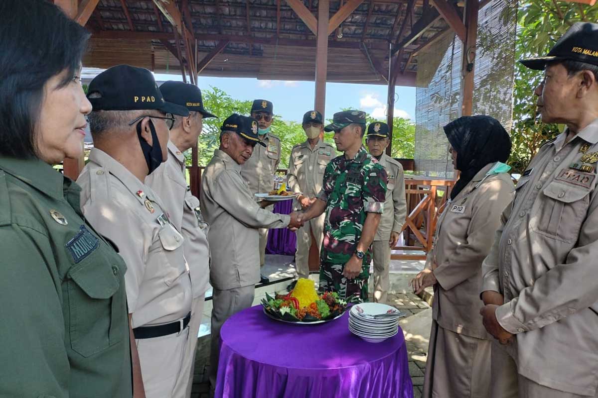 Pasiter Kodim 0833 mengucapkan selamat kepada Ketua PPAD. (ist) - Purnawirawan TNI AD Tasyakuran HUT XIX PPAD