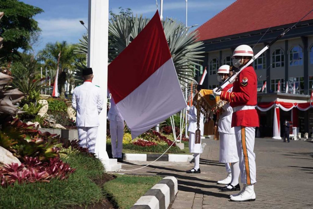 Paskibraka 2022 Kota Batu dalam tugas pengibaran bendera merah putih. (ist) - Momen Hari Kemerdekaan RI, Wali Kota Ajak Masyarakat Bangkit Bersama