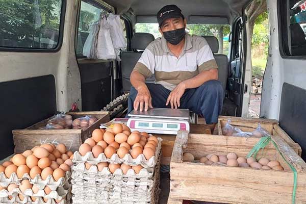 Pedagang telur sabar menunggu pembeli. (dik) - Pedagang Mumet, Harga Telur Sekilo Hampir Setara Sekilo Ayam