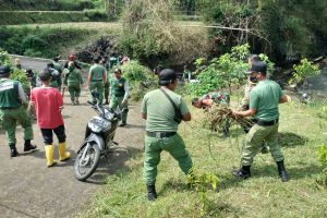 Peduli lingkungan, TNI-Rakyat kerja bakti bersihkan sepanjang Jalan Joyo Suko. (ist) - Peduli Lingkungan, TNI-Rakyat Kerja Bakti Bersihkan Sepanjang Jalan Joyo Suko