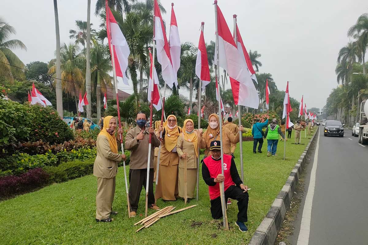Pemasangan Bendera Merah Putih warnai sepanjang Jalan Ijen. (ist) - Bendera Merah Putih Warnai Sepanjang Jalan Ijen