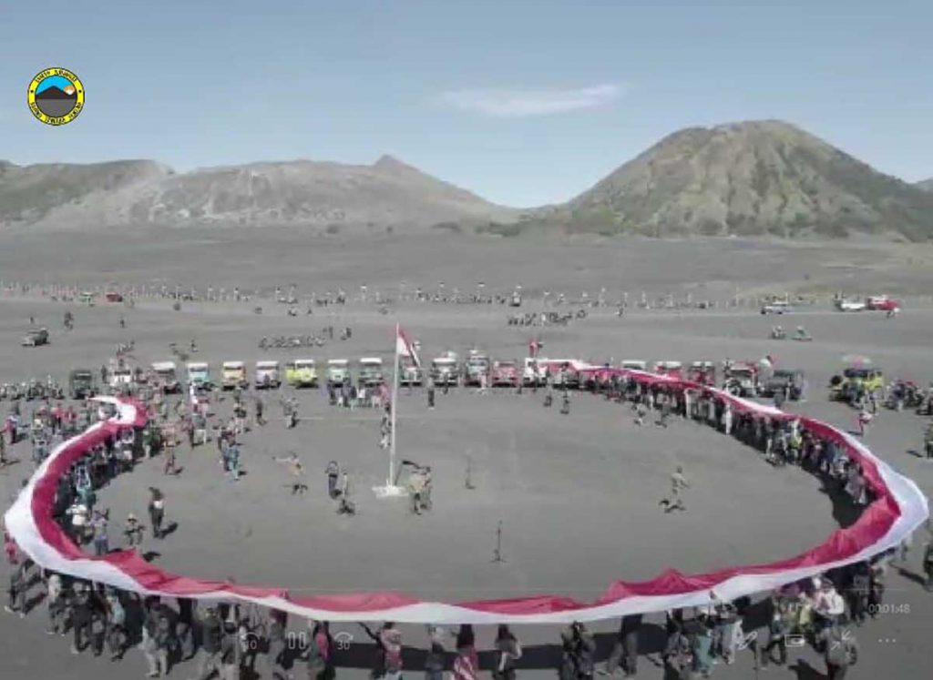 Pembentangan bendera merah putih 2022 meter di Kawasan Laut Pasir Bromo. (ist) - Meriahkan Peringatan HUT Ke-77 RI, Merah Putih Berkibar di Laut Pasir Bromo