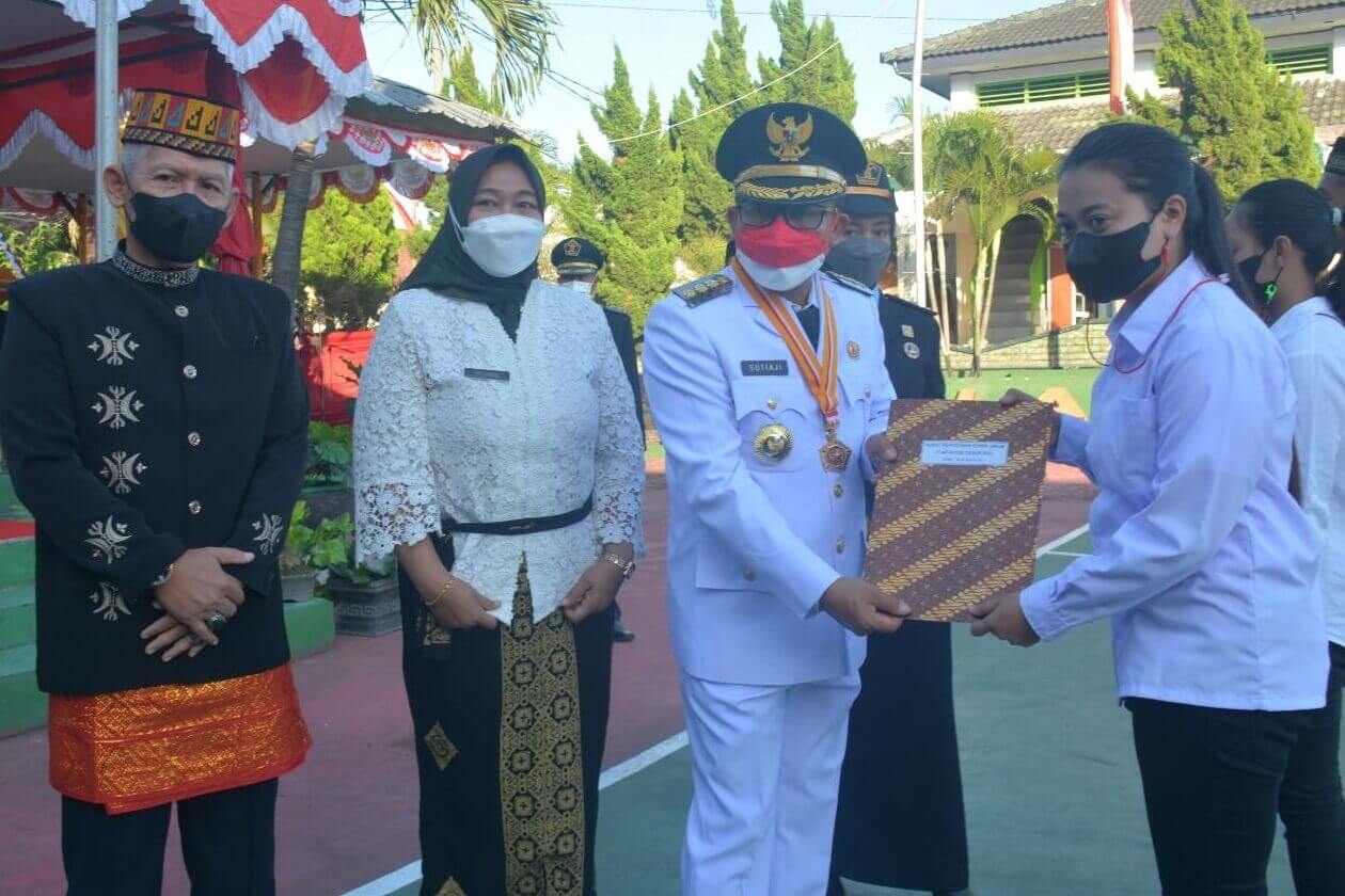 pemberian kado remisi kepada perwakilan wbp lapas perempuan kelas iia malang