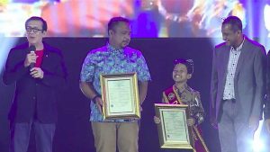 Pemberian penghargaan bagi Farel Prayoga dan Abah Lala. (ist) - Farel Prayoga Jadi Duta Kekayaan Intelektual, Penampilan di Istana Dapat Royalti