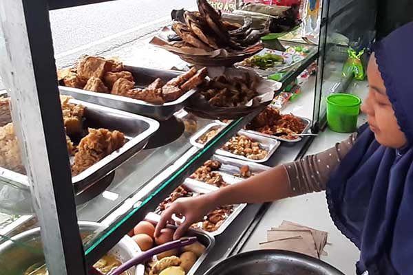 Pemilik warung dengan masakan aneka sayur dan lauknya. (dik) - Pedagang Mumet, Harga Telur Sekilo Hampir Setara Sekilo Ayam