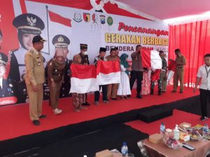 pemkab bojonegoro bagikan bendera merah putih