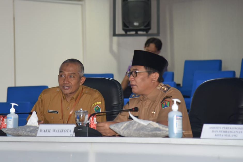 pemkot malang saat mengikuti rakornas pengendalian inflasi secara luring dari balai kota malang