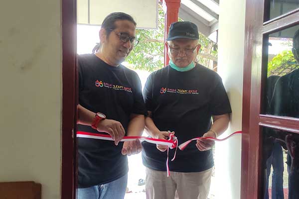 Pemotongan pita penanda Grand Launching Omah Terapi Autis. (rhd) - 'Omah Terapi Autis', Terapi Terjangkau Bagi Anak Autis Kurang Mampu