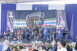 Penampilan guest star Arema Voice featuring Dirut Perumda Tugu Tirta, M Nor Muhlas SPd MSi. (ist) - Beragam Lomba dan Atraksi Warnai Lahirnya 'Aremania Tugu Tirta'