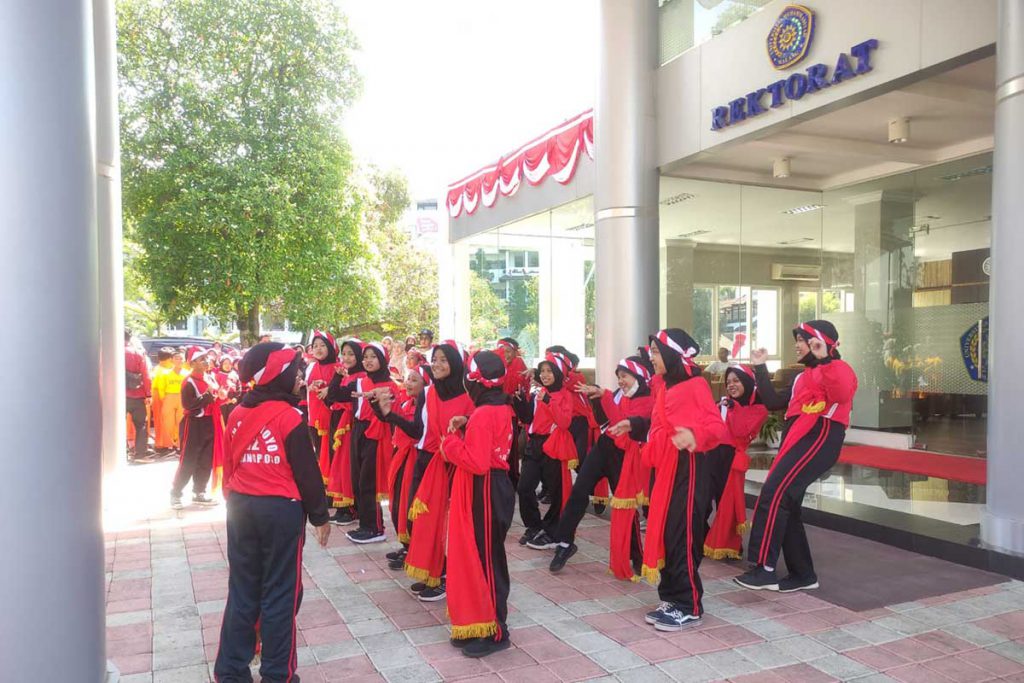 Penampilan yel-yel salah satu kelompok siswa SD. (rhd) - Euforia Kemerdekaan RI, UMM Ajak Berpikir Inklusif Jaga Kelestarian Budaya Indonesia - Civitas akademik UMM kenakan pakaian adat, libatkan mahasiswa asing dan siswa SD
