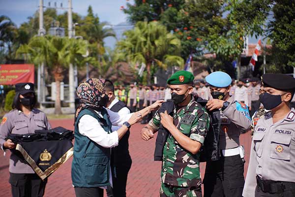 Penyematan Atribut Satgas anti judi dan money politic Pilkades. (ist) - Wali Kota pimpin Apel Gelar Pasukan Pergeseran Personel Pengamanan Pilkades