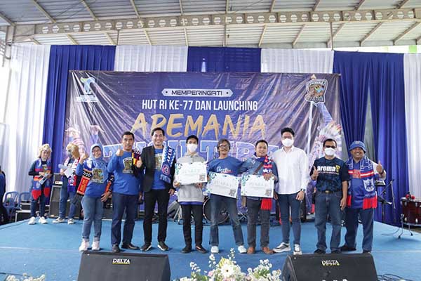 Penyerahan hadiah kepada para pemenang Lomba Mural "Aremania Bersatu" Perumda Tugu Tirta. (ist) - Beragam Lomba dan Atraksi Warnai Lahirnya 'Aremania Tugu Tirta'