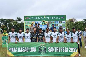 Penyerahan piala Liga Santri Piala Kasad 2022 tingkat Korem 083. (ist) - Apresiasi Final Liga Santri Piala Kasad 2022 tingkat Korem 083